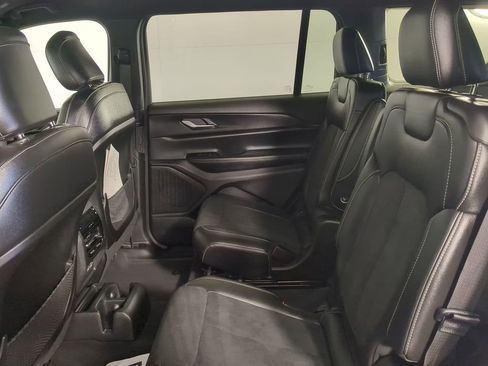 Used 2024 Jeep Grand Cherokee L Laredo image 16