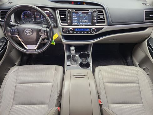 Used 2017 Toyota Highlander Plus FWD image 26