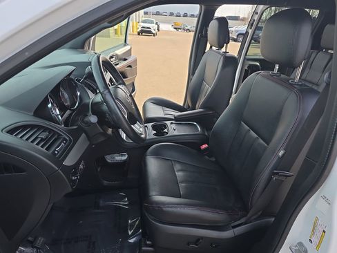 Used 2017 Dodge Grand Caravan GT image 17