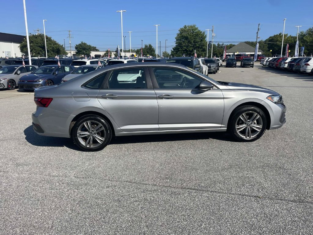 Used 2024 Volkswagen Jetta SE FWD image 9