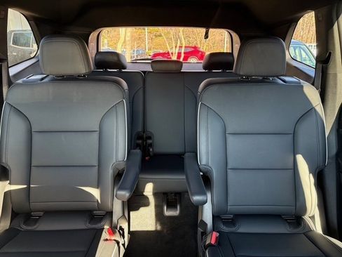 Used 2025 Buick Enclave Preferred image 9