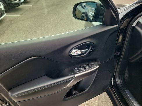 Used 2019 Jeep Cherokee Limited image 22