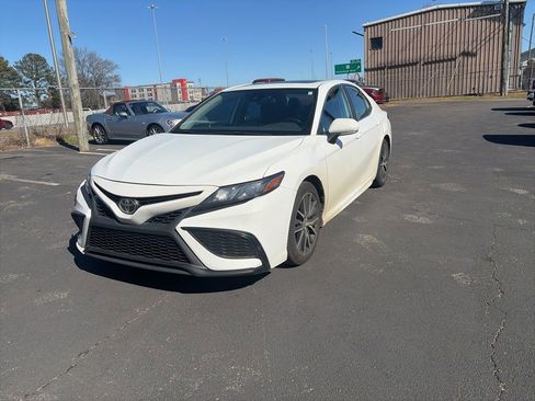 Used 2022 Toyota Camry SE image 2