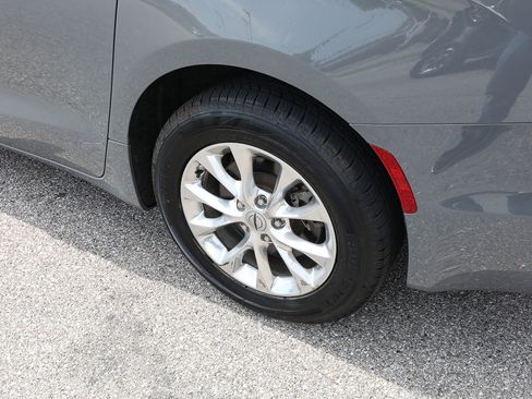Used 2023 Chrysler Pacifica Touring-L AWD/4WD image 3