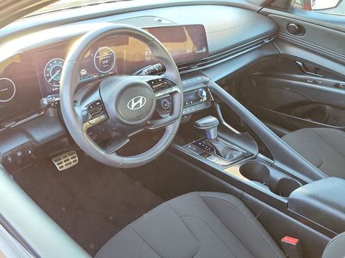 Certified 2025 Hyundai Elantra SEL image 5