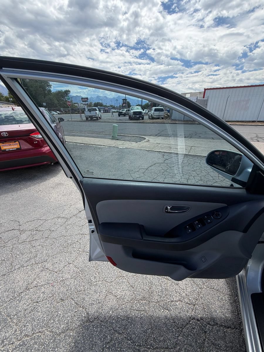 Used 2010 Hyundai Elantra GLS FWD image 23