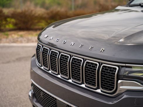 Used 2024 Jeep Wagoneer L Series II image 5