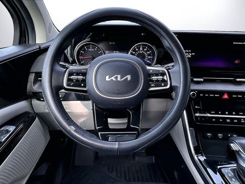 Used 2024 Kia Carnival EX image 11