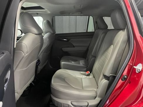 Used 2022 Toyota Highlander XLE AWD/4WD image 12