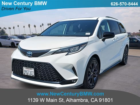 Used 2024 Toyota Sienna XSE w/ XSE Plus Package image 1