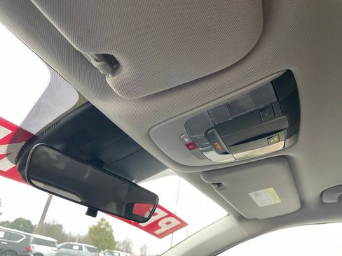 Used 2025 Kia Sorento S image 21