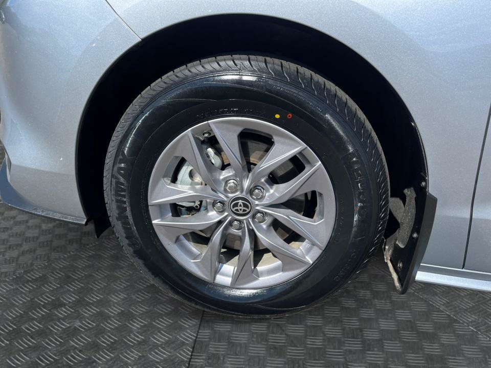 Used 2025 Toyota Sienna XLE FWD image 27