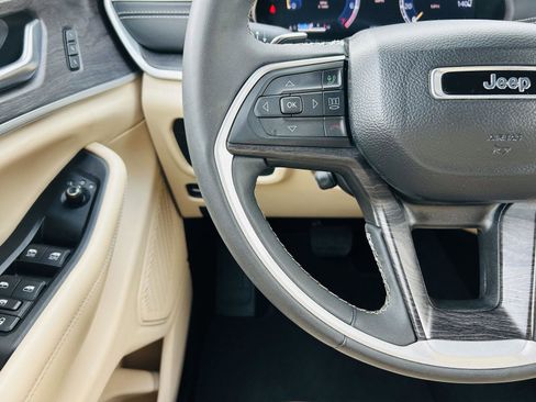 Used 2023 Jeep Grand Cherokee Limited w/ Luxury Tech Group II image 21