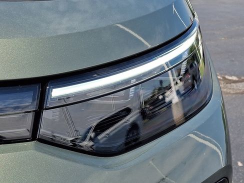Certified 2026 Volkswagen Tiguan SE R-Line FWD image 9
