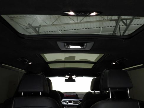 Used 2021 BMW X7 xDrive40i w/ M Sport Package AWD/4WD image 25