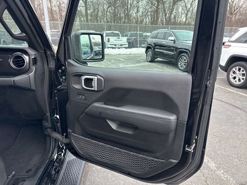 Used 2022 Jeep Wrangler Unlimited Sahara image 38