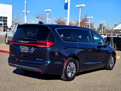 Certified 2024 Chrysler Pacifica Select image 4