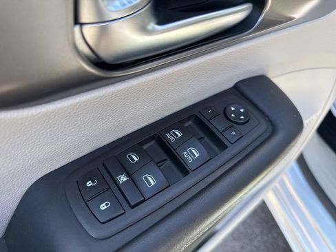 Used 2023 Chrysler Pacifica Touring-L FWD image 24