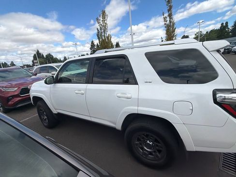 Used 2018 Toyota 4Runner SR5 AWD/4WD image 3