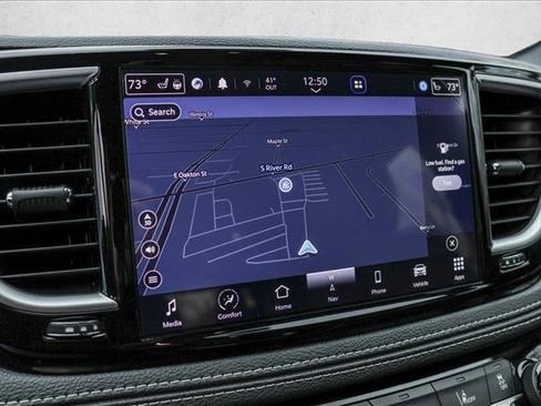 Used 2024 Chrysler Pacifica Premium image 17