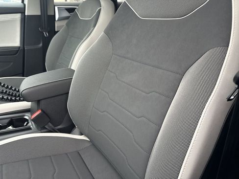 New 2026 Volkswagen Taos SE FWD image 9