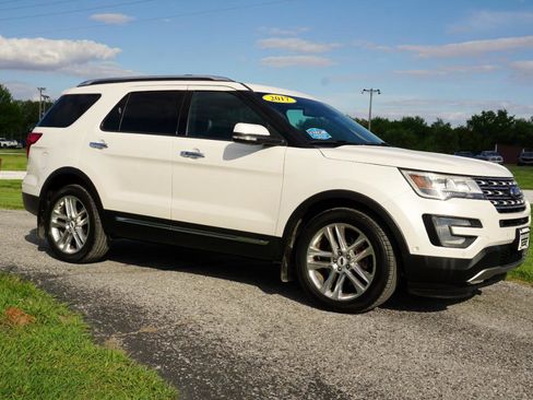 Used 2017 Ford Explorer Limited w/ Equipment Group 301A AWD/4WD image 5