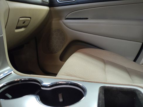 Used 2019 Jeep Grand Cherokee Laredo image 26