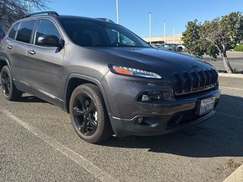 Used 2018 Jeep Cherokee Latitude w/ Altitude Package image 5
