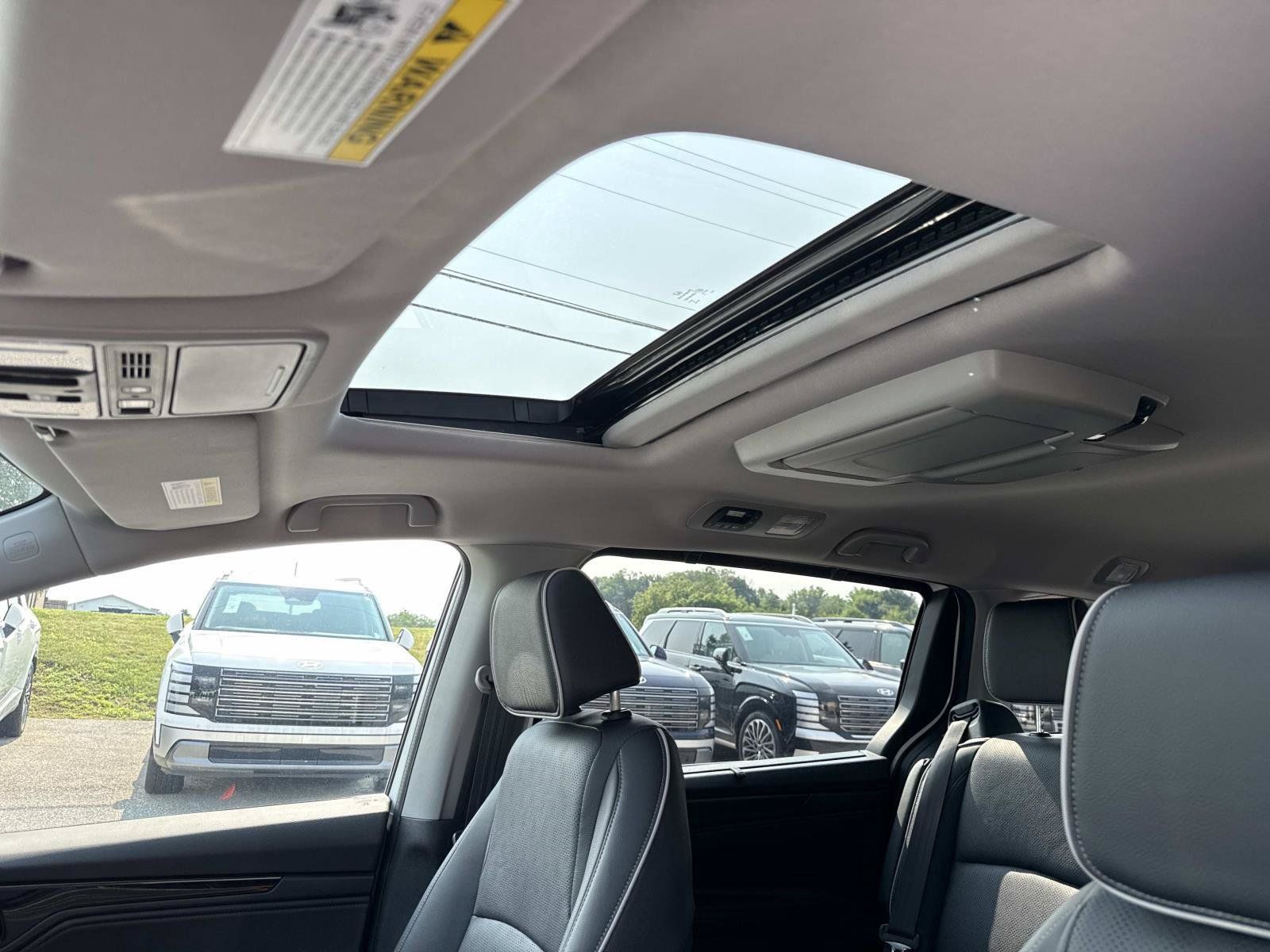 Used 2024 Honda Odyssey Elite image 4
