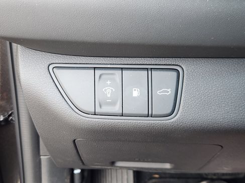 Used 2025 Genesis G70 2.5T RWD image 25
