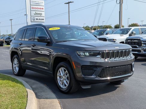Used 2025 Jeep Grand Cherokee Laredo RWD image 3