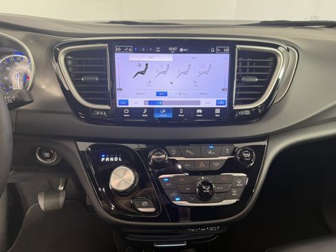 Used 2025 Chrysler Pacifica Select FWD image 19