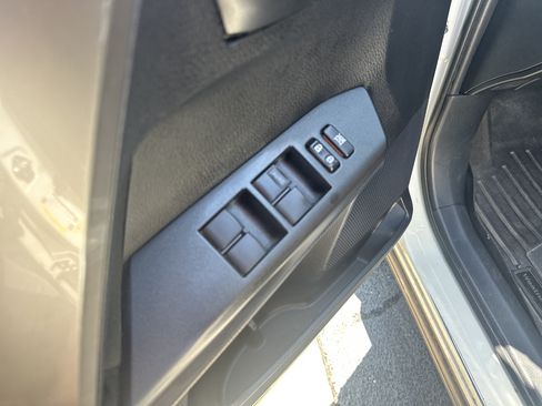 Used 2018 Toyota RAV4 LE FWD image 13