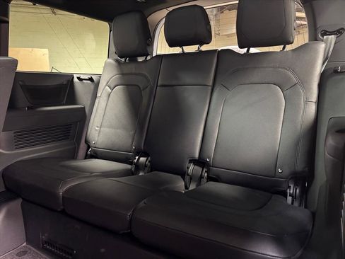 Used 2023 Land Rover Defender 130 S image 31