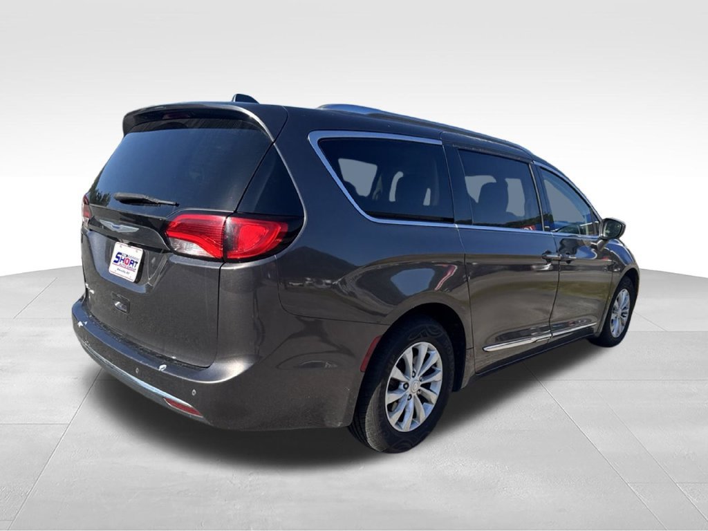 Used 2019 Chrysler Pacifica Touring-L FWD image 4