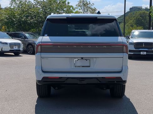 New 2025 Lincoln Navigator Reserve image 4