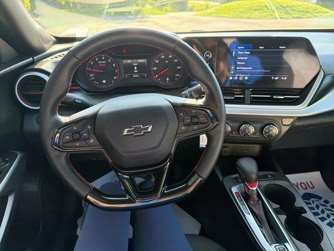 Used 2024 Chevrolet Trax RS w/ Sunroof Package FWD image 17