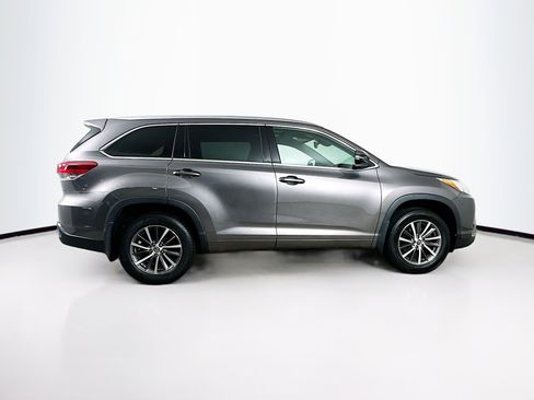 Used 2018 Toyota Highlander XLE w/ Carpet Mat Package (TMS) AWD/4WD image 10