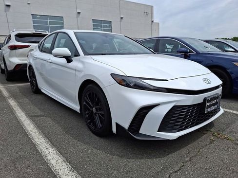 Used 2025 Toyota Camry SE FWD image 3