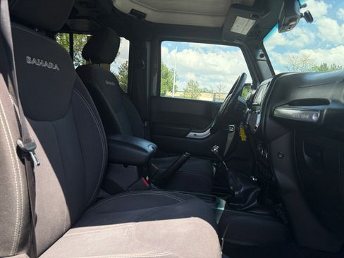 Used 2017 Jeep Wrangler Unlimited Sahara w/ Connectivity Group AWD/4WD image 29