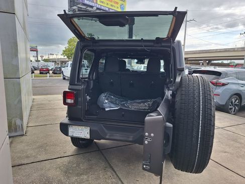 Used 2024 Jeep Wrangler Unlimited Sport AWD/4WD image 25