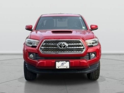 Used 2016 Toyota Tacoma TRD Sport image 2
