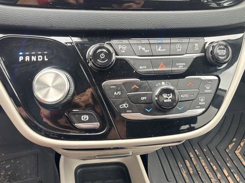 Used 2019 Chrysler Pacifica Touring Plus w/ Advanced Safetytec Group FWD image 27