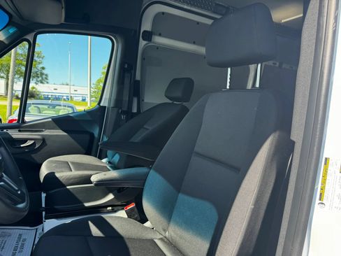 Used 2021 Mercedes-Benz Sprinter 2500 image 10