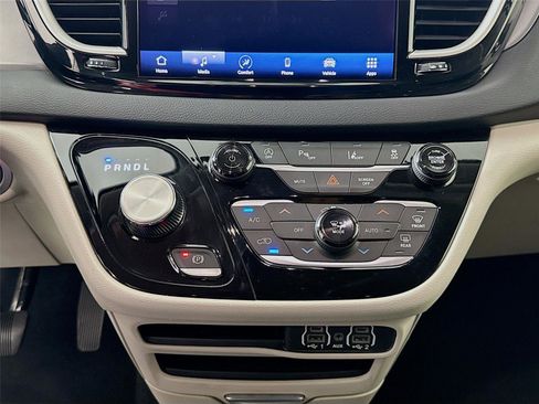Used 2023 Chrysler Pacifica Touring-L FWD image 17