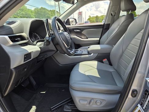 Used 2022 Toyota Highlander XLE FWD image 5