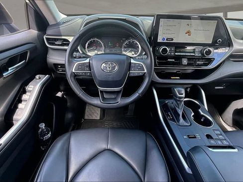 Used 2023 Toyota Highlander XLE FWD image 8