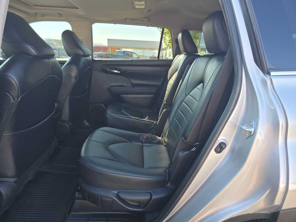 Used 2022 Toyota Highlander XLE AWD/4WD image 16