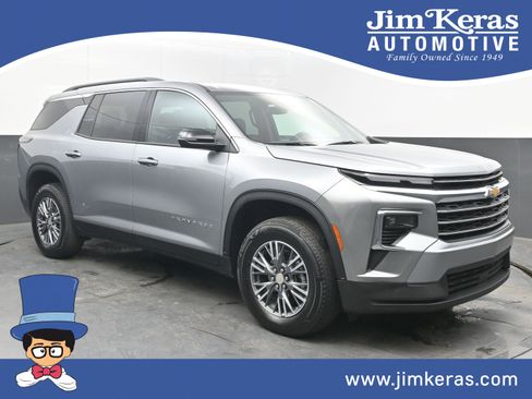 Used 2025 Chevrolet Traverse LT image 1