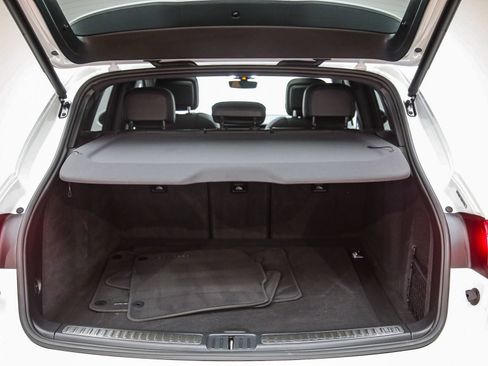 Certified 2025 Porsche Macan Turbo AWD/4WD image 31